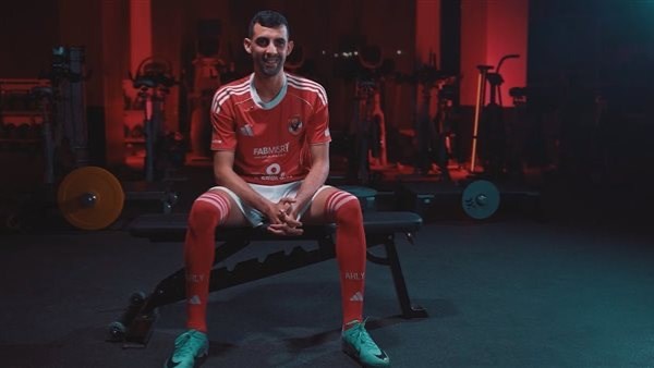 أشرف بن شرقي يدعم يوسف بلعمري بعد أول مشاركة له بقميص الأهلي