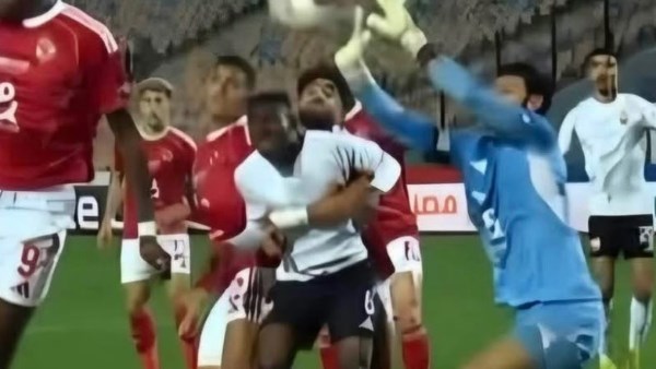 طلع الأخطاء.. خالد الغندور يسخر من لقطة بمباراة الأهلي والجونة