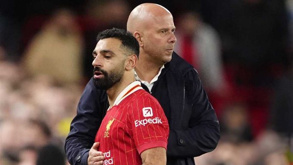 سلوت مازحًا: على صلاح التسجيل بقدمه اليمنى أيضًا.. وهو سر تطور أداء ليفربول