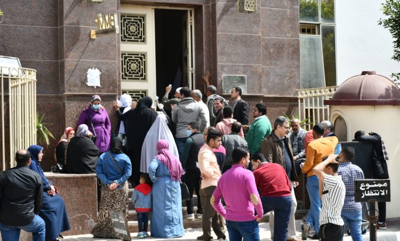 طوابير أمام البنوك