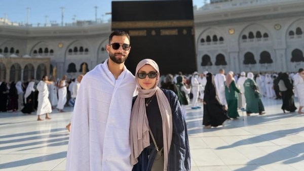 عمرو السولية يؤدي مناسك العمرة رفقة زوجته