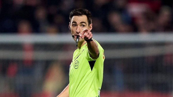 ريكاردو بينجوتشيا حكمًا لمواجهة برشلونة وأتليتكو مدريد في الكأس
