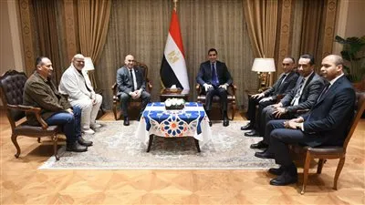 وزير الشباب والرياضة يناقش استعدادات بطولة العالم لرفع الأثقال