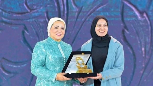 يوم المرأة العالمي | السيدة انتصار السيسي تكرّم بطلة التجديف آيات إبراهيم