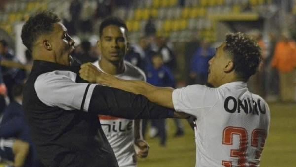 لقطة مسيئة.. "خناقة" بين بيزيرا وأقطاي في مباراة الزمالك وانبي