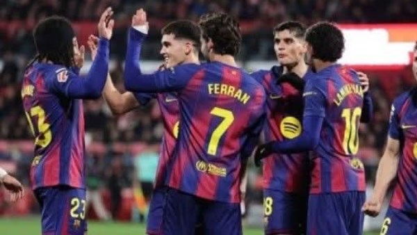 تحطيم الزجاج الأمامي للحافلة.. جماهير برشلونة تهاجم حافلة أتليتكو مدريد