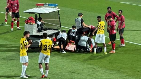 كأس خادم الحرمين الشريفين.. لاعب اتحاد جدة يغادر مباراة الخلود مصابا