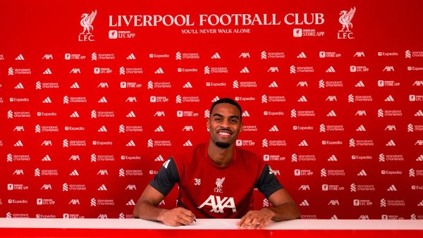 ليفربول يمدد عقد نجمه حتى 2030