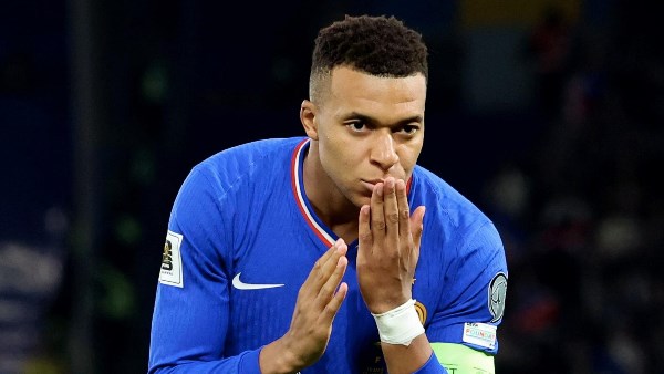 مبابي يستشير أطباء في فرنسا بسبب إصابة الركبة ويُقلق ريال مدريد