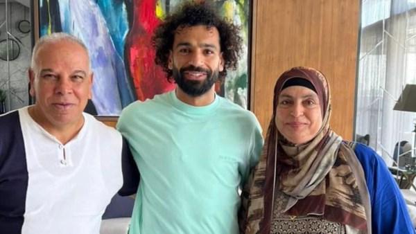 رد فعل مفاجئ من أسرة محمد صلاح بعد إعلان رحيله عن ليفربول