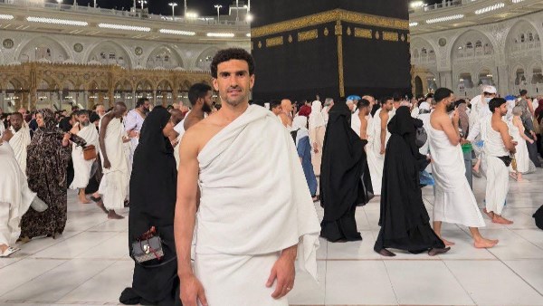 قبل مواجهة الزمالك والاتحاد.. محمد عواد ينشر صورًا من داخل الحرم أثناء العمرة