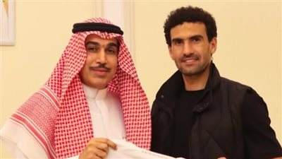 محمد عواد يزور نادي الوحدة السعودي أثناء أداء العمرة ويوجه رسالة مؤثرة