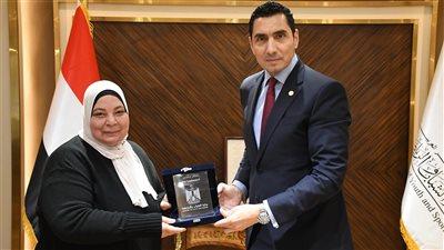 بعد الجولات المفاجئة على المراكز..وزير الرياضة يكرم مدير مركز شباب عين الصيرة