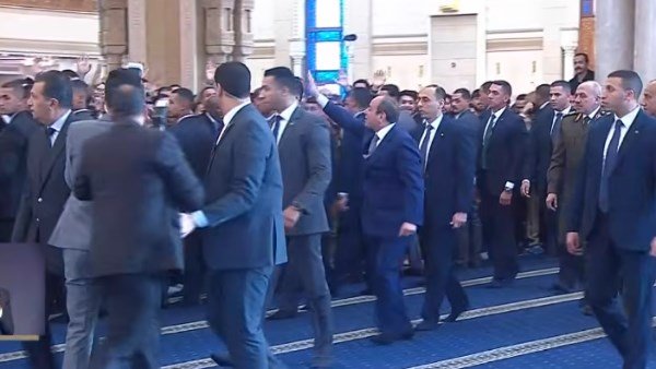 الرئيس السيسي يؤدي صلاة عيد الأضحى بمسجد الرحمن الرحيم وسط حضور رسمي كبير