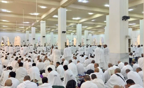 صلاة الحجاج في مسجد نمرة بعرفات (2)