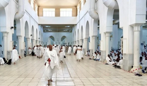صلاة الحجاج في مسجد نمرة بعرفات (3)