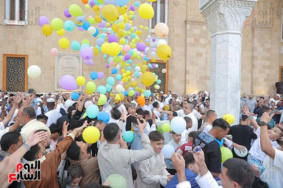 بعد صلاة العيد كله سعادة وفرح