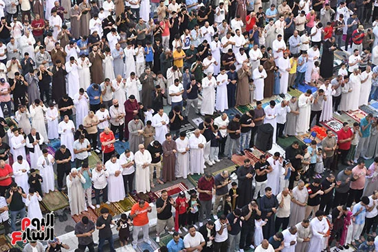 اجواء مليئة بالسكينة وسط اقبال المصلين