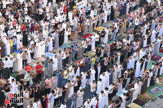 مشاهد ايمانية جميلة من تجمع المصلين بمسجد الصديق