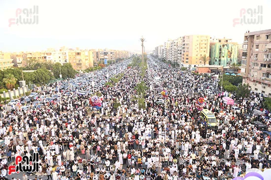 المصلون يتوافدون باعداد كبيرة لصلاة العيد