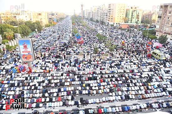 صفوف المصلين تملأ المسجد والساحات في اجواء روحانية