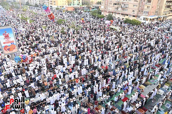 تكبيرات العيد تجمع المصلين في مشهد مهيب