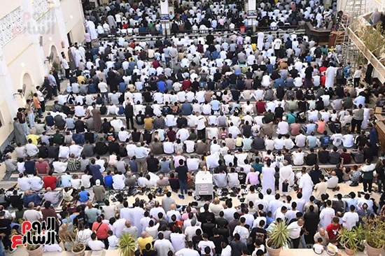 حضور كثيف وقلوب متحدة على الطاعة والدعاء