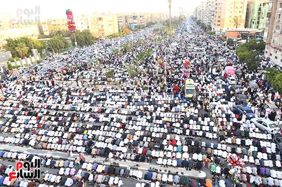حضور كبير وقلوب عامرة بالايمان في صلاة العيد