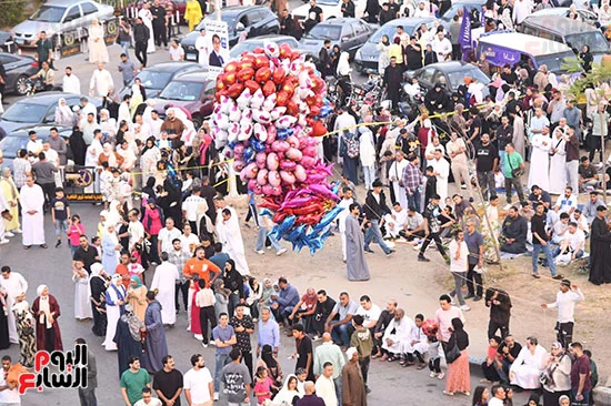 فرحة العيد تظهر في وجوه المصلين