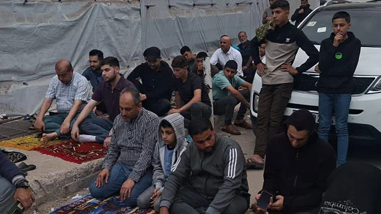 وسط الركام سكان غزة يؤدون صلاة العيد وسط الركام سكان غزة يؤدون صلاة العيد