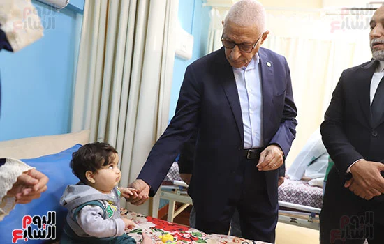 لفتة-انسانية-بين-المحافظ-وطفل-يعالج-في-مستشفي-العريش-العام لفتة-انسانية-بين-المحافظ-وطفل-يعالج-في-مستشفي-العريش-العام