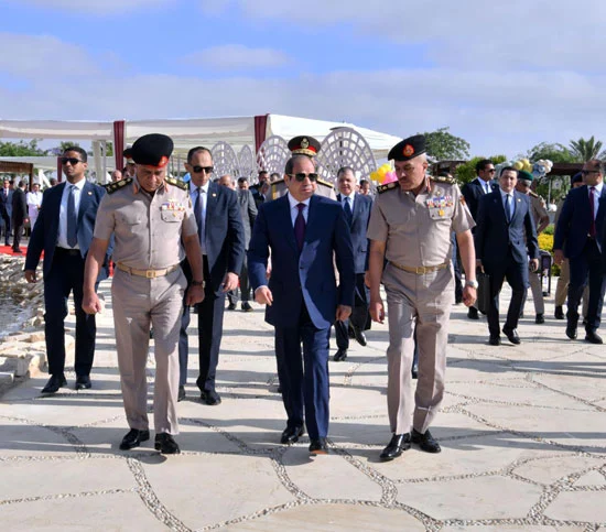 الرئيس عبد الفتاح السيسى والفريق أشرف سالم زاهر القائد العام للقوات المسلحة وزير الدفاع والإنتاج الحربي، والفريق أحمد خليفة رئيس أركان حرب القوات المسلحة