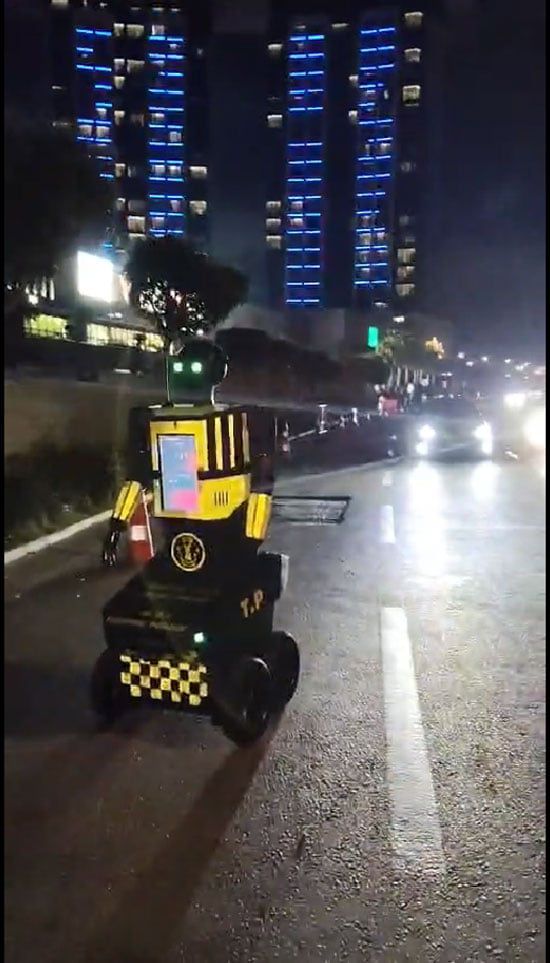 روبوت المرور لإرشاد المواطنين بالعلمين (2)