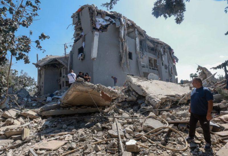 آثار غارة إسرائيلية شُنت خلال الليل على مدينة صور في جنوب لبنان
