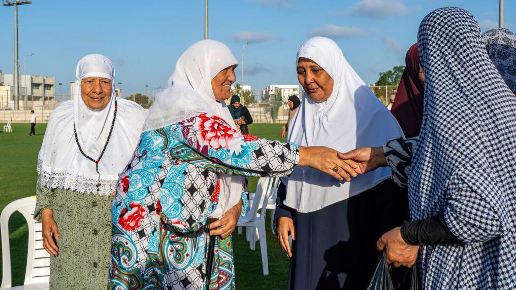 عيد الأضحى: لماذا يحنّ الناس إلى "أعياد زمان"؟ #عاجل 1 عدد من النساء المسلمات يتبادلنّ التهاني خلال احتفالات عيد الأضحى.
