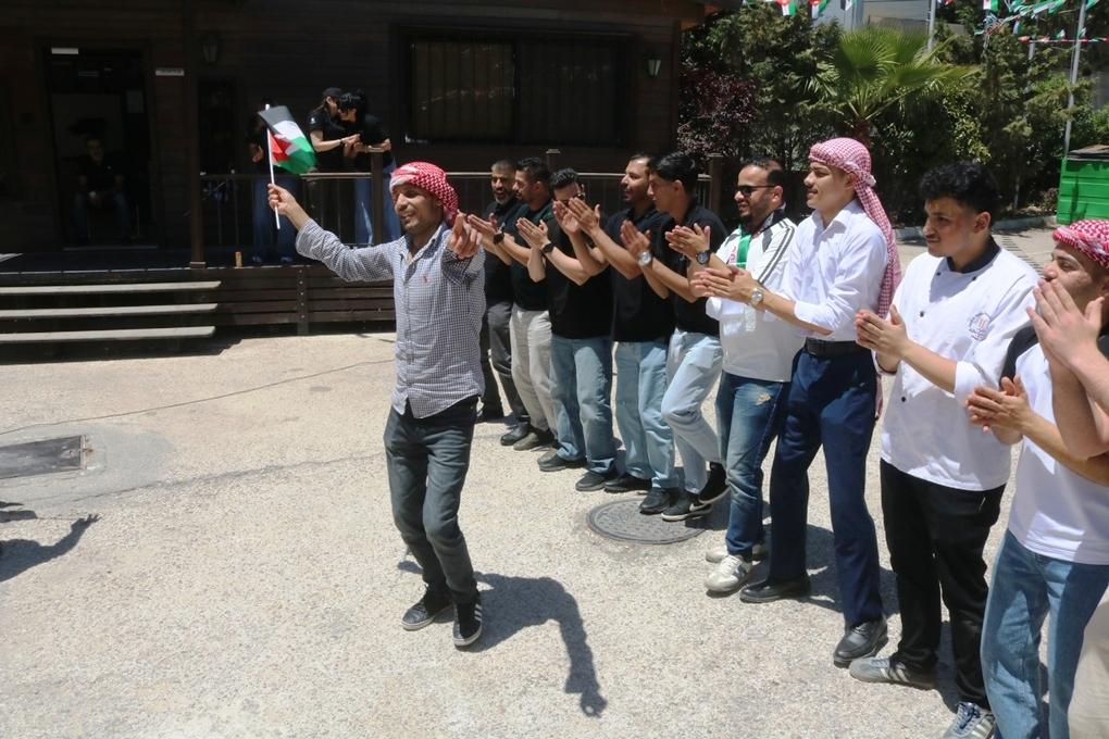 وسط أجواء وطنية مميزة .. موظفو شركة الأسواق الحرة الأردنية يحتفلون بعيد الاستقلال (صور)