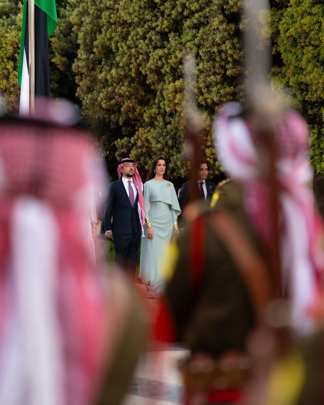 ولي العهد ينشر صوراً من حفل عيد الاستقلال ويعلق: 80 عاماً والأردن عظيمٌ بأهله