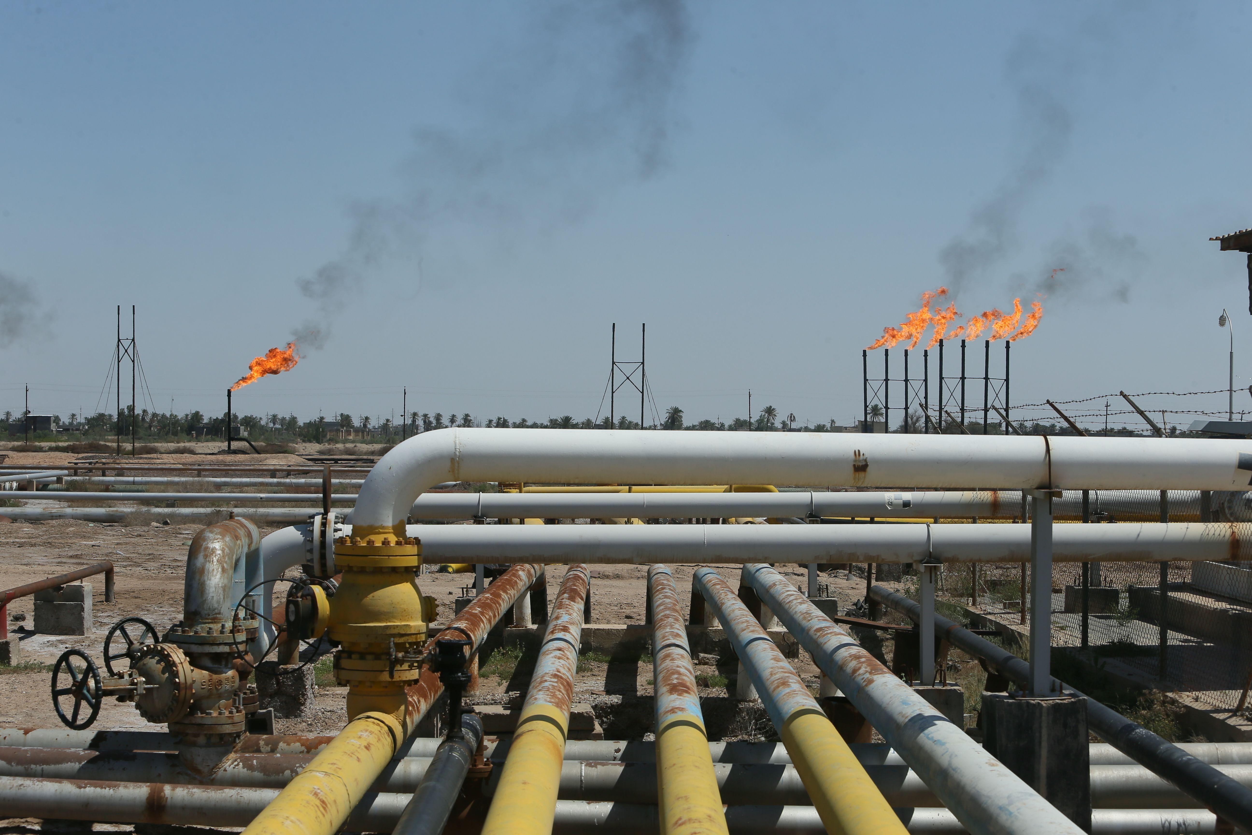 منظر عام لمصفاة نهر بن عمر في البصرة، التي تبلغ طاقتها الإنتاجية نحو 45 ألف برميل من النفط الخام يومياً و1,800 برميل من المكثفات، ضمن مشروع يهدف إلى دمج الغاز المستخرج من حقل بن عمر في منظومة غاز شمال الرميلة وتعزيز إمدادات الطاقة في العراق.