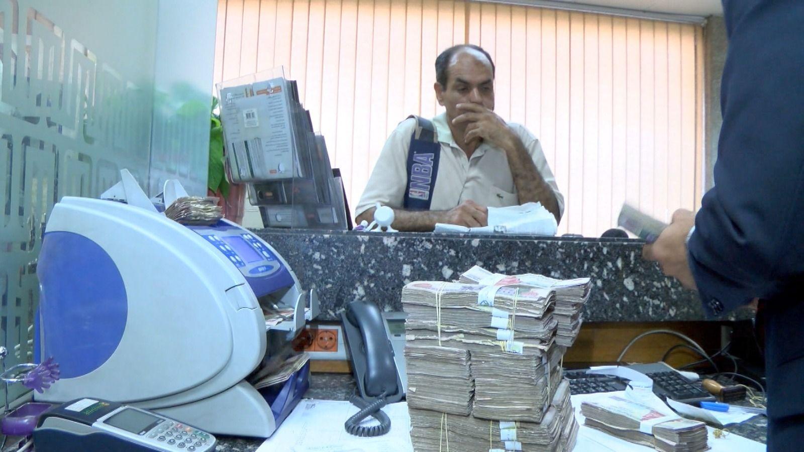 صورة لمواطن مصري في أحد البنوك بالقاهرة