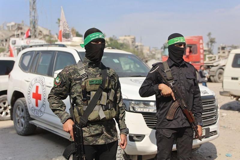 إسرائيل تقول إنها استهدفت القائد الجديد للجناح العسكري لحماس في غزة 1 صورة أرشيفية لمسلحين من كتائب القسام في غزة