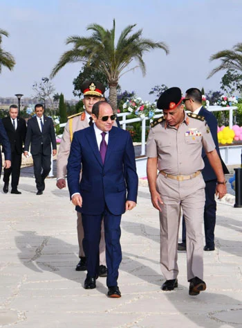 الرئيس عبد الفتاح السيسى والفريق أشرف سالم زاهر القائد العام للقوات المسلحة وزير الدفاع والإنتاج الحربي عقب صلاة العيد
