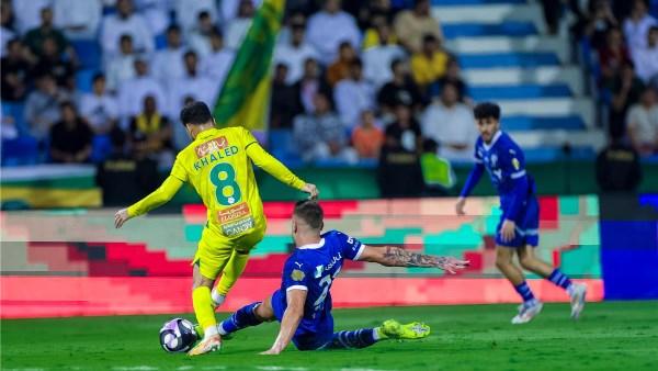بهدفي كينج وسافيتش .. تعادل مثير في الشوط الأول بين الهلال والخليج بالدوري السعودي