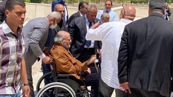 على كرسي متحرك.. ممدوح عباس يودع الفنان الزملكاوي هاني شاكر